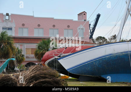 Die Schäden von Hurrikan Ike auf dem Dach des Gebäudes. Hurrikan Ike
