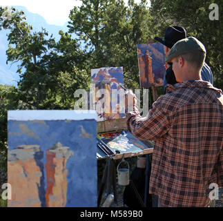 Grand Canyon Feier der Kunst Bill Cramer, Aaron. 5. Jährliche Grand Canyon Feier der Kunst Bill Cramer, Aaron Schuerr, Jim Wodark Plein Air Malerei zum gleichen Thema am Donnerstag morgen, den 19. September. 2013 jedes Jahr veranstaltet von der Grand Canyon der Grand Canyon Feier der Kunst ist eine jährliche Veranstaltung, die 6 Tage der Kunst Veranstaltungen durch eine 3-monatige Ausstellung in Kolb Studio auf den South Rim des Grand Canyon National Park. Die Ausstellung öffnet sich mit einem Empfang am Samstag, 21. September 2013 von 11:00 bis 13:00 Uhr, und ist frei, und für die Öffentlichkeit zugänglich. Die celebr Stockfoto