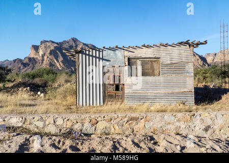 Die alten Fischer shack auf Sonora Wüste Küste in der Nähe von llaSan Carlos mit exzentrischen Patchwork von ungeraden Teile verzinkt Zinn Abstellgleis & Rau holzgetäfelten Tür Stockfoto