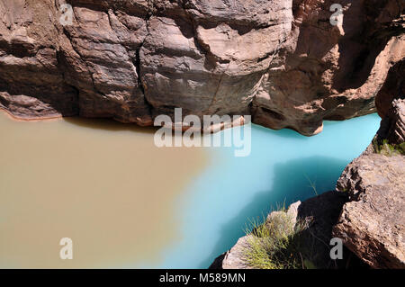 Grand Canyon Mund der Havasu Creek. Der Zusammenfluss der Havasu Creek mit dem Colorado River (Fluss 1,6 Km 157) ist ein beliebter Ort für Bootsfahrer zu stoppen und die markanten blau-grüne Wasser des Havasu Creek bewundern. Die türkise Farbe ist von Wasser mit hohem Mineralgehalt verursacht. An dem Punkt, an dem die Blue Creek die trübe Colorado River Es erfüllt erscheint oft einen definitiven Bruch. NPS Stockfoto