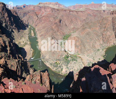 Grand Canyon Nat Park Panorama Punkt S Kaibab Trail e. (4542 x 3654) Blick vom Panorama auf der South Kaibab Trail auf den Colorado River, an der Unterseite des Grand Canyon. Auf der linken Seite, die silberne Brücke kann gesehen werden, den Fluss zu überqueren. In der Mitte des Fotos sind Bäume, die Schatten Bright Angel Campground. Gleich hinter dem Campingplatz ist Phantom Ranch. Auf der rechten Seite sind mehrere Boote an der Phantom Ranch boot Strand, mit nur einer Ecke der schwarze Brücke sichtbar sein. Stockfoto