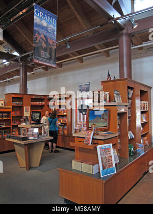 Grand Canyon National Park Bücher & mehr (historisches). Die größte Buchhandlung in den Park, Bücher und mehr, ist durch den Grand Canyon Verein betrieben und ist durch die South Rim Visitor Center in der Nähe von Mather Point auf den South Rim des Grand Canyon National Park. Wenn Sie Shop am Grand Canyon Association (GCA) Buchhandlungen ihr Kauf unterstützt Grand Canyon National Park. GCA ist eine gemeinnützige Organisation, die 1932 angelegt wissen, Entdeckung zu kultivieren, und Verantwortung zum Wohle der Grand Canyon National Park und seine Besucher. Seitdem, GCA verfügt über mehr als 23 Mio. $ in Finanz-Support zur Verfügung gestellt Stockfoto