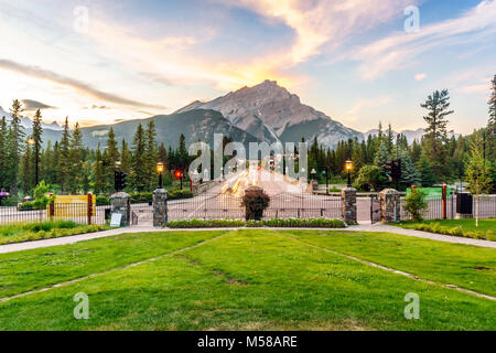 Hauptstraße in Banff mit Cascade Mountain überragt die Stadt bei Sonnenuntergang, Alberta, Kanada Stockfoto