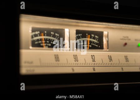 Vintage Radio mit VU-Meter in Aktion. Stockfoto