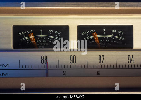 Vintage Radio mit VU-Meter in Aktion. Stockfoto