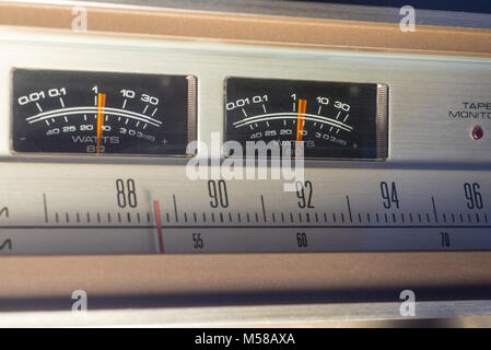 Vintage Radio mit VU-Meter in Aktion. Stockfoto