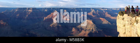 Grand Canyon National Park Einsiedler Rd Maricopa Point. (10000 x 2624) Blick von der Maricopa Point entlang Einsiedler Straße (West Rim Drive) am South Rim des Grand Canyon National Park. Dies übersehen, ist 0,7 Meilen (1,1 km) nach der ersten Trail. Neben der atemberaubenden vistas, Maricopa Point mit Blick auf die ehemaligen Waisenkind Lode Mine, im Jahr 1891 behauptete, von bergmann Dan Hogan. Die Mine erste Kupfer produziert, dann, während der 1950er- und 1960er-Jahre, uranium Erz. Bergbau endete 1967. Grand Canyon National Park erwarb das Eigentum und die wichtigsten ökologischen Wiederherstellung des Standortes beginnt im Jahr 2008. NPS Stockfoto