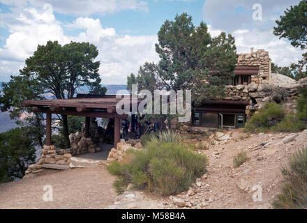 Grand Canyon National Park Hermits Rest. Nach Westen gerichteten Seite der Hermits Rest (1914) am Ende der Einsiedler Straße (West Rim Drive) 1914 Gebaut von Santa Fe Railroad Architektin Mary Colter. Einige Meilen westlich von Grand Canyon Village am South Rim. Das Gebäude wurde ursprünglich gebaut als Rastplatz für die kurze Etappe Leitung an, die von El Tovar zu diesem Standort lief, ist ein Gebäude aus Stein platziert mehrere Füße wieder von der Felge Edge und ist in einem kleinen Mann-irdenen Hügel gemacht, um und auf dem Gebäude mit seiner Einstellung blend gebaut versteckt. Hermit's Rest wurde entwickelt, um resem Stockfoto