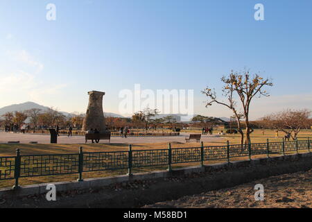 Gyeongju, Südkorea - 12. November 2017: Blick auf Cheomseongdae bei Sonnenuntergang und es ist das älteste erhaltene Sternwarte in Ostasien Stockfoto