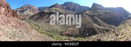 Grand Canyon National Park North Kaibab Trail. (9200 x 2903) Blick nach Osten Blick nach unten auf die Bright Angel Creek und dem North Kaibab Trail. Die Multifunktionsleiste fällt weg Kreuzung im Vordergrund steht in der Nähe der Brücke Bright Angel Creek auf dem Weg zum Band fällt sichtbar. Von der Brücke, der North Kaibab Trail ist gesehen Klettern einen großen Hügel von Alluvium - was einige Wanderer call Asinine Hill. Deva Tempel und Obi Punkt sind aus droht in der Ferne. Ribbon Falls ist ein echtes Juwel des North Kaibab Trail. Der Wasserfall ist in einer Grotte auf der Westseite des Bright Angel Creek gelegen, so dass reachi Stockfoto