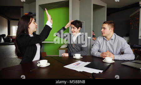 Erfolgreiche und junge zwei Männer und Frau Kollegin sprechen und Toget Stockfoto