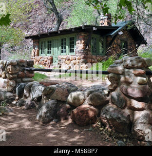 Grand Canyon National Park Phantom Ranch Hütte. Phantom Ranch, am unteren Rand des Grand Canyon liegt 2.550 Meter über dem Meeresspiegel, etwa 4.600 Meter niedrigeren über 5.800 Meter niedriger als der North Rim als die South Rim. Die durchschnittliche tägliche hohe und niedrige Temperaturen in Fahrenheit sind im Juli, 106/78 und 56/36 im Januar. Phantom Ranch befindet sich neben dem Bright Angel Creek auf der nördlichen Seite des Colorado River. Es ist die einzige Unterkunft unter den Rand des Grand Canyon. Die Ranch kann nur durch Maultier erreicht werden, zu Fuß, oder Rafting auf dem Colorado River und ist ein beliebter Zwischenstopp Stockfoto