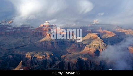 Grand Canyon National Park Powell Point Sonnenuntergang Feb,. Ansicht kurz vor Sonnenuntergang von Powell Punkt entlang Einsiedler Straße am South Rim des Grand Canyon National Park. Bedingungen im Winter auf der South Rim kann extrem sein. Für Schnee und vereisten Straßen und Wege vorbereitet werden, und mögliche Straßensperrungen zu jeder Zeit. Der Winter beginnt in der Regel im November und wird gut von Dezember und Januar verschanzt, mit häufigen leichte bis mäßig schneit und zunehmend kältere Witterung. Niedrigen temperatu Stockfoto