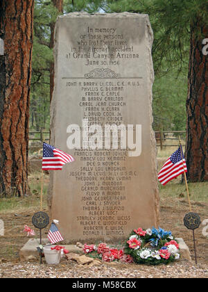 Grand Canyon National Park UAL Memorial (Flugzeugabsturz). Samstag, Juni 30th, 1956 war der verhängnisvolle Tag, wenn zwei Verkehrsflugzeuge Los Angeles nur wenige Minuten auseinander. Später an diesem Morgen Sie Kollidierten über den Grand Canyon. Alle 128 Passagiere und Besatzungsmitglieder an Bord starben. Bis in die sechziger Jahre war es die tödlichsten Airline Crash in der Geschichte, und würde zu tiefgreifenden Veränderungen in der Regulierung der Flugbetrieb in den USA United Airline Memorial im Grand Canyon Friedhof führen. Foto gemacht in der Nähe von der Zeit des 50-jährigen Jubiläums der TWA/UAL Abstürzen. 26. Juni 2006. Die Gedenkstätte fo Stockfoto