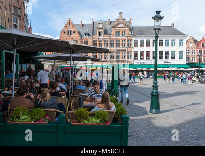 Touristen entspannen auf der Terrasse eines Restaurants in der Grote Markt (Marktplatz), Brügge, Belgien Stockfoto