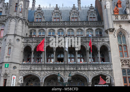 Provinciaal Hof (Landgericht) - eine neogotische Gebäude am Grote Markt (Grossen Markt), Brügge, Belgien Stockfoto