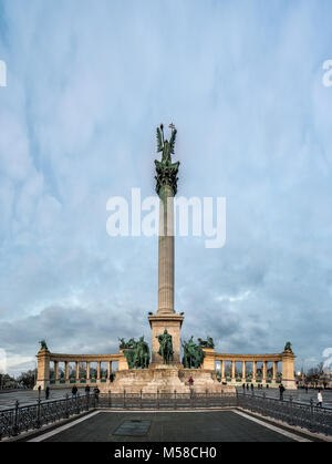 Millennium Monument, das sich in den Heldenplatz in Budapest, Ungarn. Hat dieses Viereck UNESCO-Weltkulturerbe seit 2002 bei Einheimischen beliebt. Stockfoto