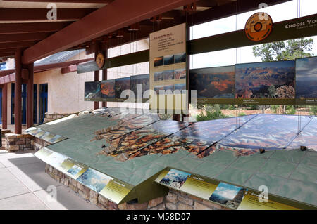 Grand Canyon Besucherzentrum Wählen Sie Ihre Ansichten zeigen. Die Wählen Sie Ihre Ansichten Ausstellung wurde im Juni 2010 entfernt, um Platz für den Bau eines Theaters hinaus am Grand Canyon Visitor Centre (South Rim) Die Ausstellung wurde im Oktober 2000 installiert, und wurde im Juni 2010 entfernt. Die Wählen Sie Ihre Ansichten Exponat ist derzeit auf der Eyemax Theater in Tusayan (direkt vor dem Südeingang zum Park) Stockfoto