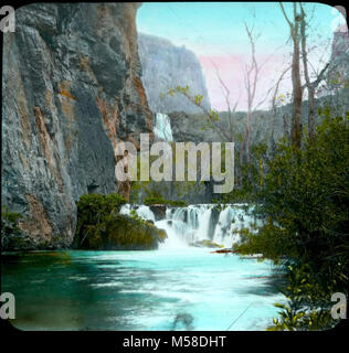 Grca Havasupai Circa. "CREEK GERADE UNTER MOONEY FÄLLT. Zeile 23' auf eine 'F.H. MAUDE, LOS ANGELES, Cal.". '68' auf einem ovalen Aufkleber in der vorderen linken Ecke. Schwarz matt mit schwarzem Klebeband Grenzen. Stockfoto