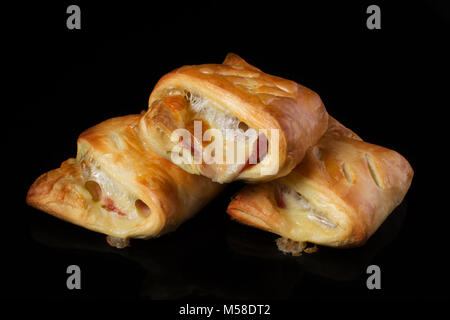 Blätterteig mit Fleisch und Käse auf einem dunklen Hintergrund Stockfoto