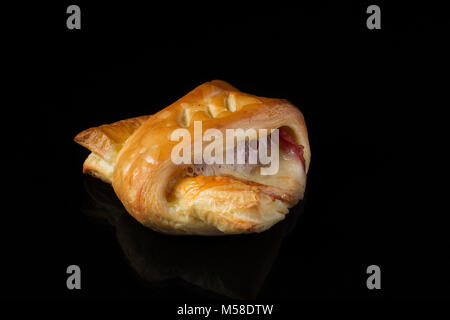 Blätterteig mit Fleisch und Käse auf einem dunklen Hintergrund Stockfoto