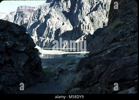 Trans canyon Pipeline (historische) Silver Bridge Construction. Ansicht der vor kurzem abgeschlossenen Silver Bridge über den Colorado River von River Trail gesehen. Circa 1965. NPS Stockfoto