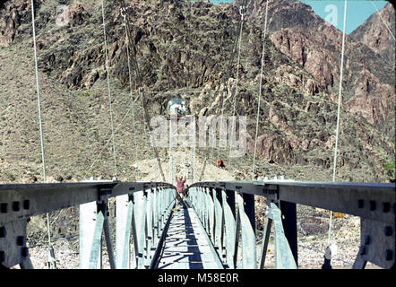 Trans canyon Pipeline (Historischen) Hubschrauber transportieren. Der Auftragnehmer Hubschrauber Bereitstellung von Materialien verwendet werden, um die Grenzlinie unter die silberne Brücke über den Colorado River zu befestigen. NPS Stockfoto