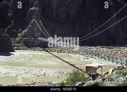 Trans canyon Pipeline (historische) Silver Bridge Construction. Der Auftragnehmer Hubschrauber Bereitstellung von Materialien verwendet werden, um die Grenzlinie unter die silberne Brücke über den Colorado River, 1965 zu befestigen. NPS Stockfoto