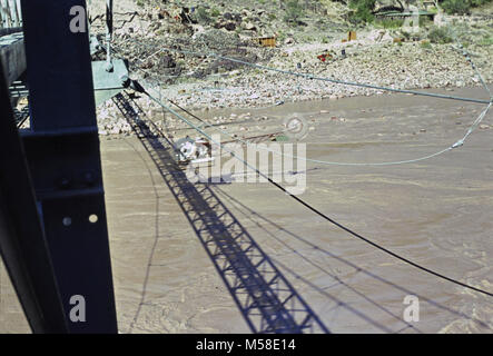 Trans canyon Pipeline (historische) Silver Bridge. Der Auftragnehmer Hubschrauber fliegen tief über den Colorado River und unter der neu konstruierten Silver Bridge. 1965. NPS Stockfoto