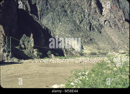 Trans canyon Pipeline (historische) Silver Bridge Construction. Trans-canyon Pipeline (historischen) Erste suspension Kabel für die silberne Brücke über den Colorado River installiert. Circa 1965. NPS Stockfoto