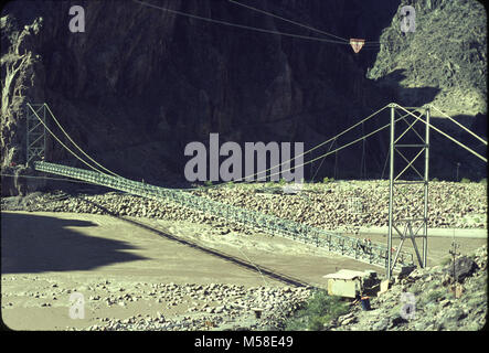 Trans canyon Pipeline (historische) Silver Bridge Construction. Fast abgeschlossenen Silver Bridge über den Colorado River. Struktur im Vordergrund, in der Nähe der North Bridge Tower, Häuser die Winde, die die hohen-line und heben Leitungen für das Personal Käfig und konkrete Schaufel mit Strom versorgt. Circa 1965 NPS Stockfoto