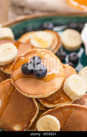 Pfannkuchen mit Heidelbeeren, Banane und Honig. Closeup erschossen. Geringe Tiefenschärfe. Stockfoto