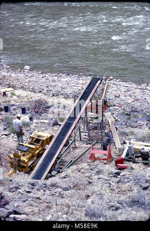 Trans canyon Pipeline (historische) Silver Bridge Construction. Der Auftragnehmer Mann und Gerät an den Ausgegrabenen site für Kabel-Anker für die silberne Brücke über den Colorado River. Circa 1965. NPS Stockfoto