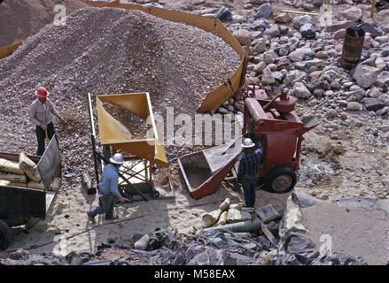 Trans canyon Pipeline (historische) Silver Bridge Construction. Das Mischen von Beton bei der Konstruktion von Kabel-Anker für die silberne Brücke über den Colorado River, 1965. NPS Stockfoto