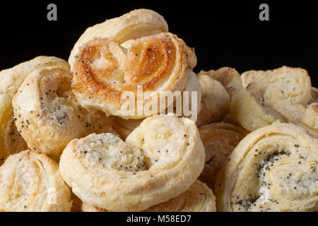 Cookies Blätterteig Ohren auf einem dunklen Hintergrund Stockfoto