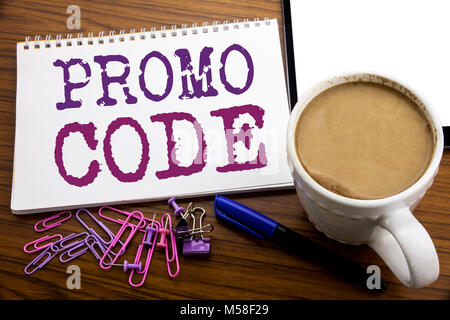 Hand schreiben Bildunterschrift Inspiration zeigen Promo Code. Business Konzept für Förderung für On-line-Geschäft auf Papier auf Holz backgroun Stockfoto