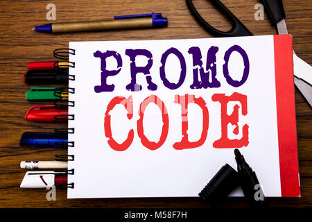 Handschrift Ansagetext angezeigt Promo Code. Business Konzept für Förderung für On-line-Geschäft auf dem Notebook geschrieben, Holz- hintergrund Office equ Stockfoto