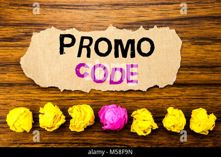 Handschrift text Promo Code. Konzept für die Förderung für On-line-Geschäft auf klebrigen Papier Erinnerung geschrieben, Holz- Hintergrund mit klebrigen, eine gefaltete p Stockfoto