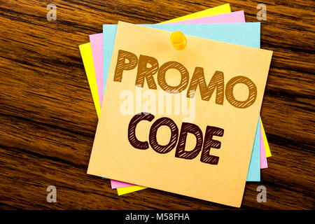 Konzeptionelle Hand schreiben Bildunterschrift Inspiration zeigen Promo Code. Business Konzept für Förderung für On-line-Geschäft auf haftnotiz Papier o Schriftliche Stockfoto