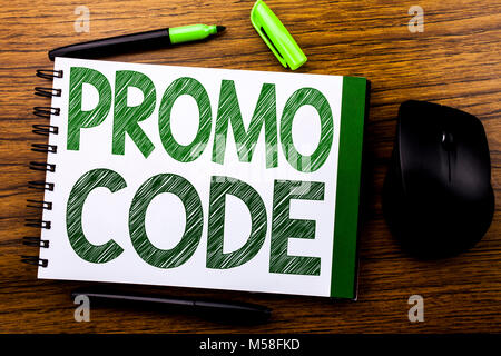 Handschrift Ansagetext angezeigt Promo Code. Business Konzept für Förderung für On-line-Geschäft auf Notebook buch Hinweis Papier auf Holz- Bac geschrieben Stockfoto