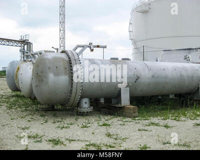 Neue Wärmetauscher zur Installation bereit. Wärmetauscher in einer Raffinerie. Die Ausrüstung für die erdölraffinerie. Stockfoto