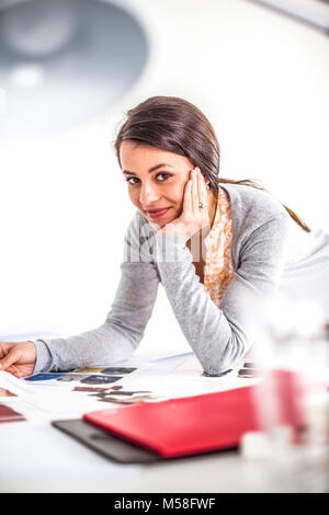 Portrait von entspannt Junge weibliche Mode Designer in kreativen Arbeitsplatz Stockfoto
