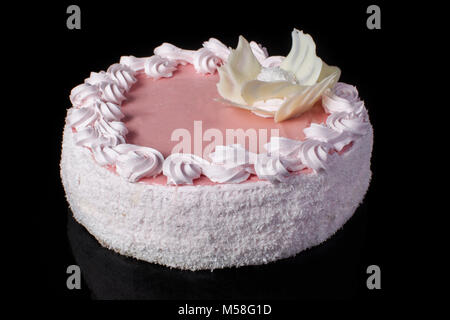 Weiß Kuchen mit rosa Zuckerglasur auf schwarzem Hintergrund Stockfoto