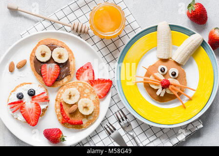 Bunte frühstück Mahlzeit für die Kinder. Lustige Ostern essen Kunst, Ansicht von oben. Konzept der gesunden Ernährung, Babynahrung, gesundes Frühstück essen Stockfoto