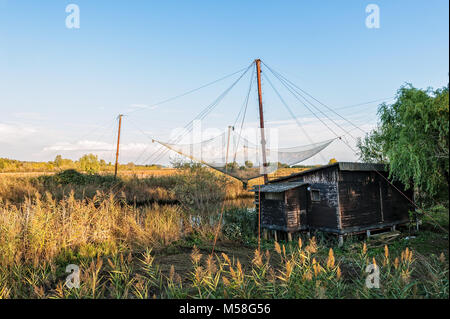 Angeln trebuchets mit Netzen auf dem Wasser. Stockfoto