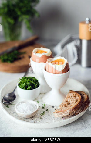 Frühstück mit gekochten Eiern und Toast. Vertikale, selektiver Fokus Stockfoto