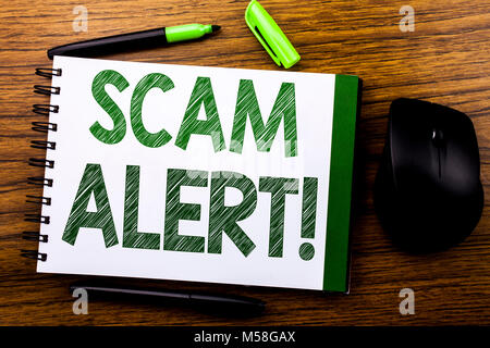 Handschrift Ansagetext angezeigt Scam Alert. Business Konzept für Betrug Warnung auf Notebook buch Hinweis Papier auf Holz- Hintergrund geschrieben. Grün w Stockfoto