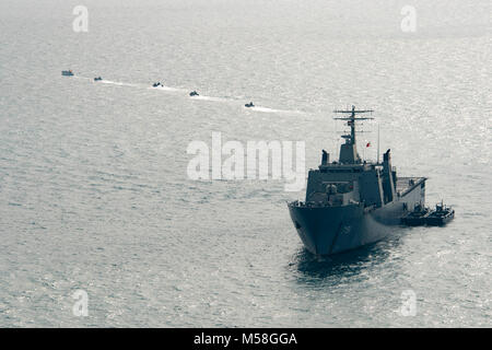 180217-N-XK 809-243 GOLF VON THAILAND (Feb. 17, 2018) Thai amphibisches Fahrzeuge transportieren Marines aus der Royal Thai Navy Schiff HTMS Angthong (LPD 791) an Land als Teil der Übung Cobra Gold 2018. Bonhomme Richard beteiligt sich an CG 18 neben Royal Thai Navy Schiffe und Personal, die Durchführung einer Reihe von Amphibischen Operationen, die die taktische Know-how der Teilnehmer und Proben kombinierten Funktionen auf unvorhergesehene Ereignisse zu reagieren. Cobra Gold ist eine jährliche Übung im Königreich Thailand durchgeführt wurde in diesem Jahr vom 13-23 Februar mit sieben voll teilnehmenden Nationen. (U Stockfoto