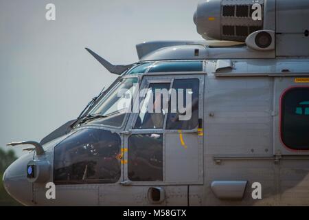 Ein Royal Thai Air Force EG 275 Grundstücke an der Katastrophenhilfe Training Center zur Unterstützung von Cobra Gold 2018 in der Provinz Chachoengsao, Königreich Thailand, Feb 20, 2018. CG 18 bietet eine Plattform sowohl für die Vereinigten Staaten und Partner Nationen Interoperabilität und Erhöhung der Kapazitäten in der Planung und Abwicklung von komplexen und realistischen multinationale Truppe vorzurücken und kombinierte Task Force. CG18 ist eine jährliche Übung im Königreich Thailand durchgeführt und läuft vom 13-23 Februar mit sieben voll teilnehmenden Nationen. (U.S. Marine Corps Foto von Cpl. Justin Huffty) Stockfoto