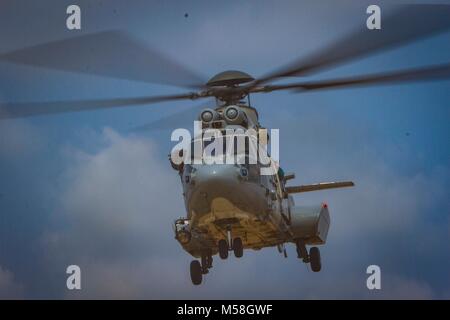 Ein Royal Thai Air Force EG 275 Grundstücke an der Katastrophenhilfe Training Center zur Unterstützung von Cobra Gold 2018 in der Provinz Chachoengsao, Königreich Thailand, Feb 20, 2018. CG 18 bietet eine Plattform sowohl für die Vereinigten Staaten und Partner Nationen Interoperabilität und Erhöhung der Kapazitäten in der Planung und Abwicklung von komplexen und realistischen multinationale Truppe vorzurücken und kombinierte Task Force. CG18 ist eine jährliche Übung im Königreich Thailand durchgeführt und läuft vom 13-23 Februar mit sieben voll teilnehmenden Nationen. (U.S. Marine Corps Foto von Cpl. Justin Huffty) Stockfoto